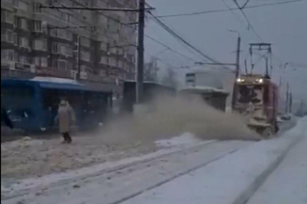 LJUDI SU STAJALI MIRNO I ČEKALI PREVOZ: Naišao je čistač snega i desilo se tuširanje na sred ulice! (VIDEO)