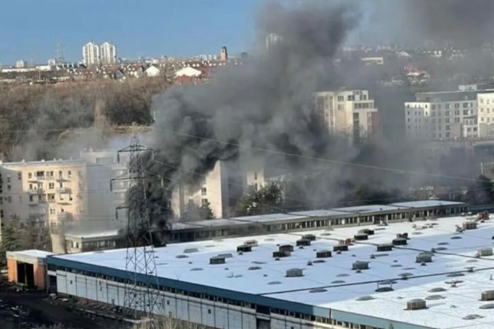 GORI IMT: Požar u fabrici u Novom Beogradu, gasi ga 18 vatrogasaca (VIDEO)