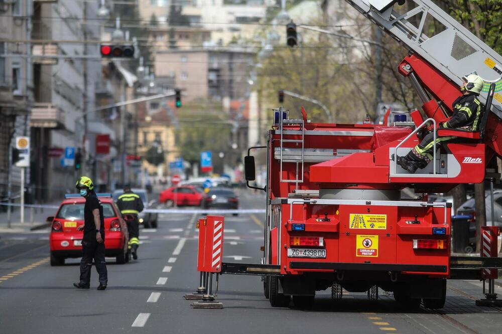 POŽAR U CENTRU ZAGREBA: Bager zakačio plinsku cev, plamen buknuo 10 metara uvis