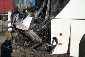 PRVI SNIMAK NOVE NESREĆE U BUGARSKOJ: Povređeno 29 putnika s Kosmeta, autobus smrskan! Sleteo s puta posle udara u kamion pun drva