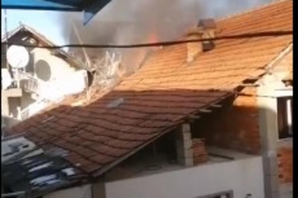 BORBA SA VATRENOM STIHIJOM U LESKOVAČKOM NASELJU PODVORCE: Izgoreo krov na kući, vatrogasci zauzdavaju požar (VIDEO)