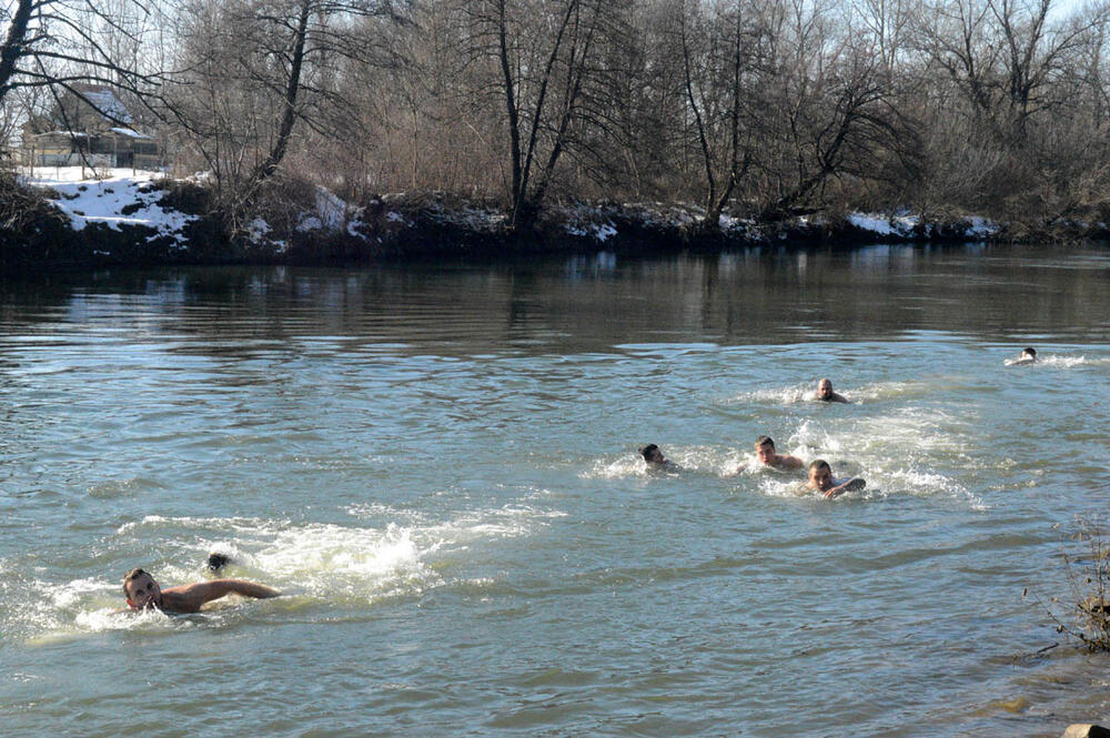 50 PLIVAČA: Svi učesnici Bogojavljenskog plivanja na Ibru POBEDNICI