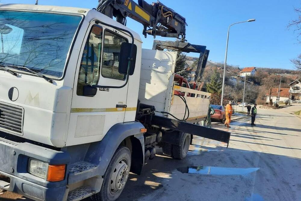 OTKAČILA SE ŠINA KAMIONA I UDARILA U AUTOMOBIL, DVE OSOBE POVREĐENE