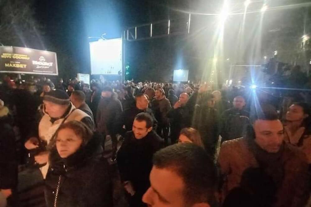 UZEO SI PARE DRITANE, IZDAJA...ORILO SE NA PROTESTU: Ispred zgrade Vlade u Podgorici okupljeni traže smenu Abazovića!