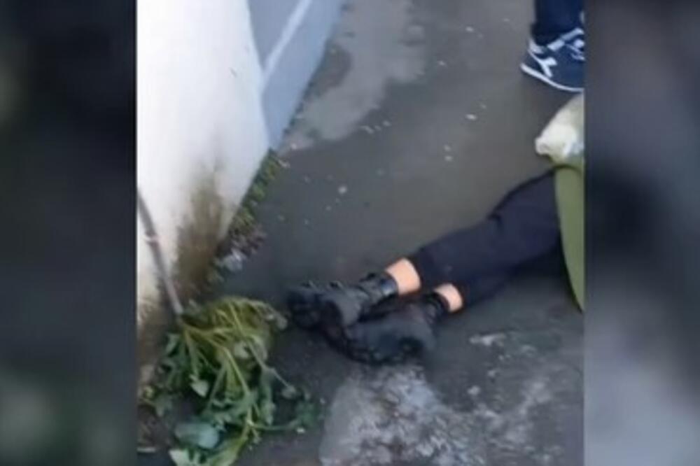 UZNEMIRUJUĆI VIDEO! DRAMA U BEOGRADU: Devojka ostala da leži na trotoaru, POLOMILA SE NA LEDU