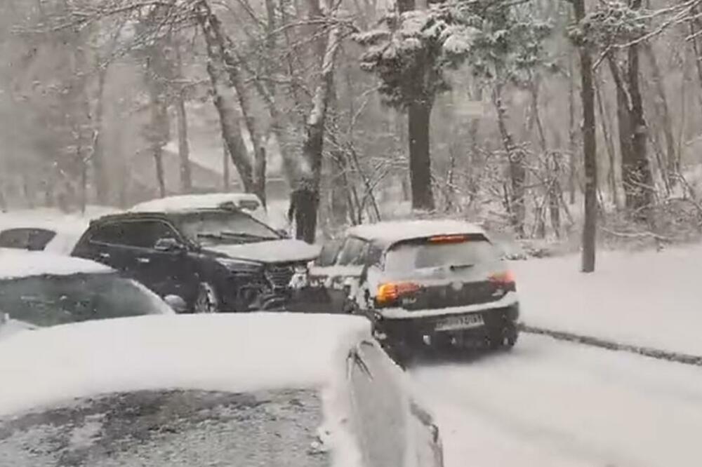 NEVEROVATNA SCENA U ZVEZDARSKOJ ŠUMI: Led izazvao haos, lančani sudar 3 automobila! (VIDEO)