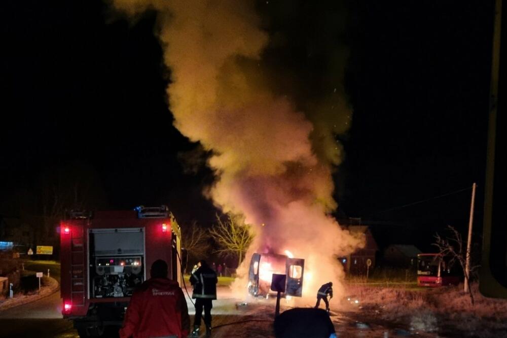 IZGOREO SANITET PROKUPAČKE BOLNICE: Zapalio se usred vožnje, jedva spasli PACIJENTA kog su prevozili u Niš (FOTO)