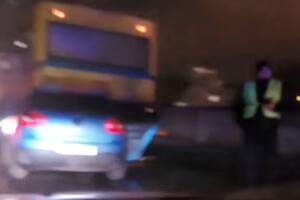 AUTOMOBIL SMRSKAN POSLE SUDARA SA AUTOBUSOM: Žestok udes na Pančevačkom mostu, saobraćaj otežan (VIDEO)