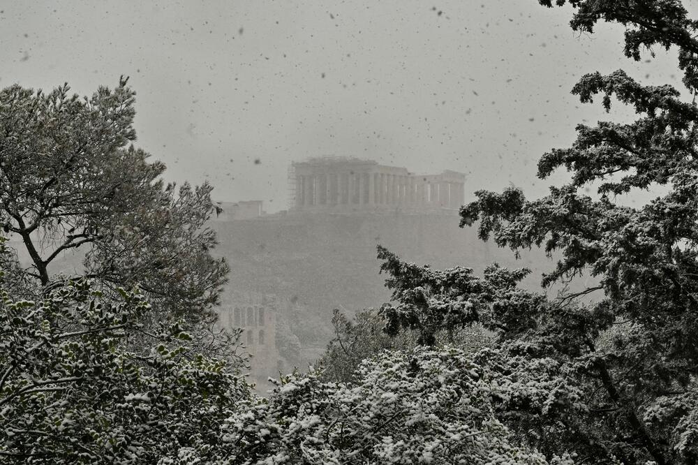 ZABELEO SE I AKROPOLJ: Atina i ostrva u Egejskom moru pod snežnim pokrivačem! Vlasti upozorile građane da ostanu kod kuće VIDEO