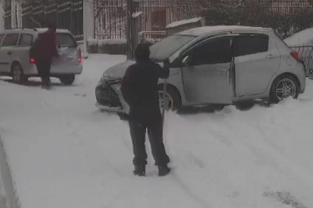 NEVEROVATNA SCENA IZ KALUĐERICE: Vozači gube kontrolu, automobili proklizavaju niz ulicu (VIDEO)