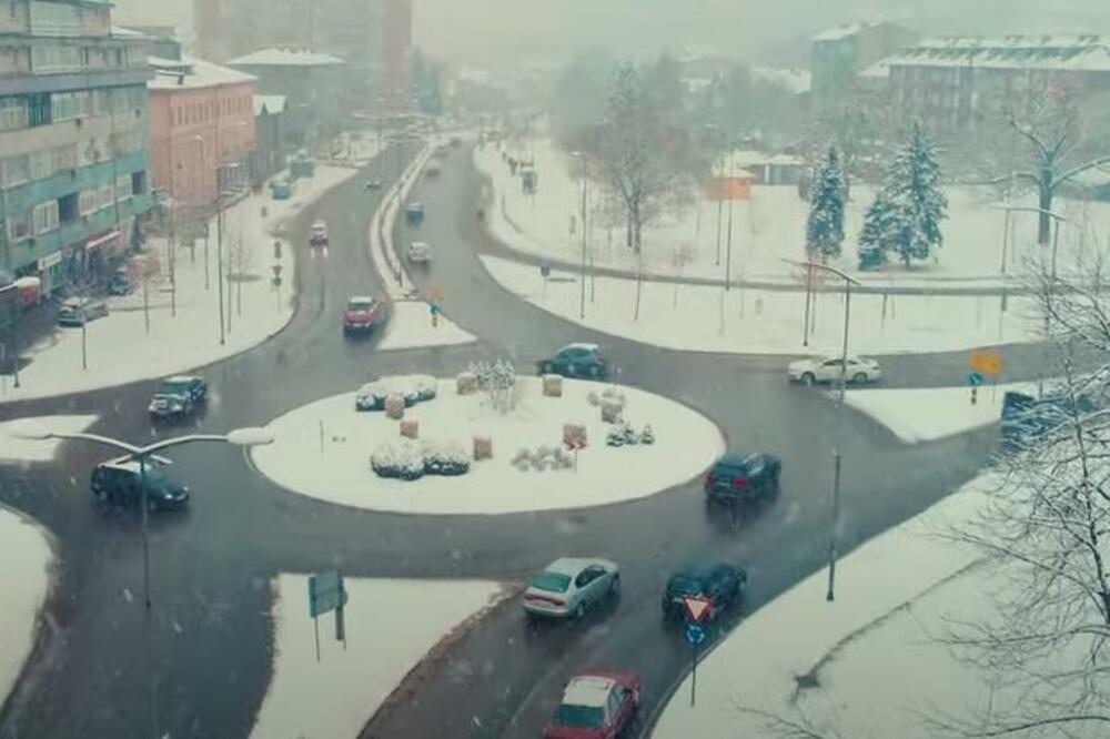 PUKLA CEV U CENTRU ZENICE: Zbog temperature u debelom minusu ulica pretvorena u ledenu površinu!