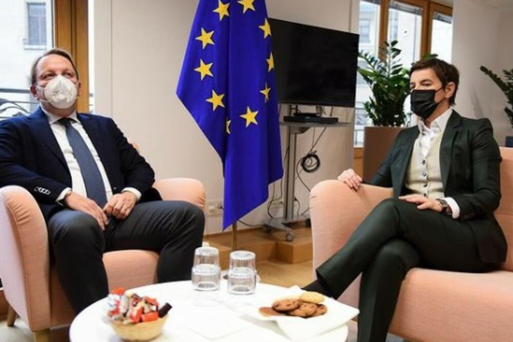 ANA BRNABIĆ U BRISELU: Premijerka Srbije razgovarala sa Mekalisterom, Varhejijem i Boreljom (FOTO)