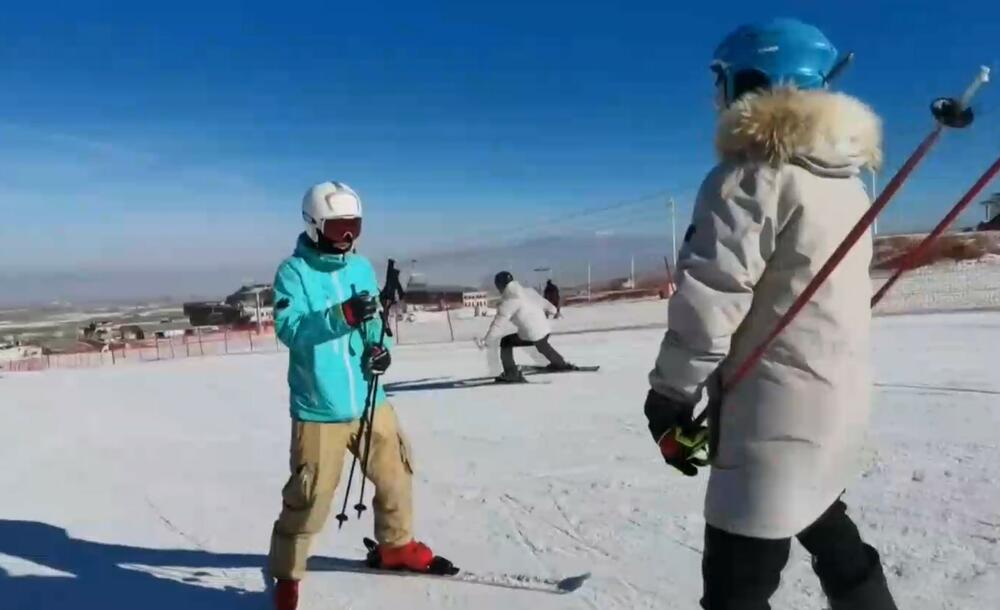 mladi trener skijanja