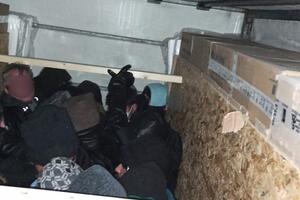 ŠOK ZA CARINIKE NA BAČKOM BREGU: U kamionu među kutijama pronašli 24 MIGRANTA (FOTO)