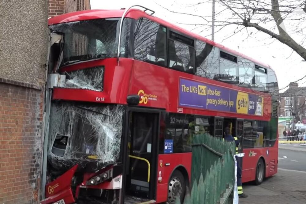 AUTOBUS SE ZAKUCAO U PRODAVNICU, 19 POVREĐENIH U LONDONU: Decu uplakanu iznosili napolje, vozača izvlačili vatrogasci! (VIDEO)