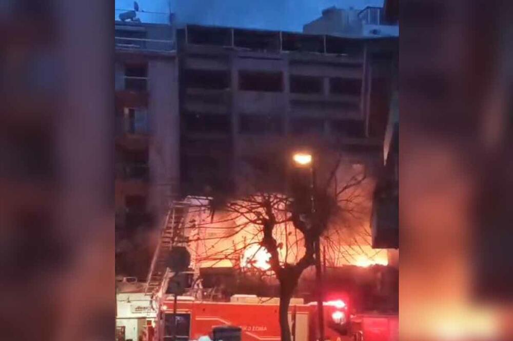 EKSPLOZIJA U CENTRU ATINE: Izbio požar, nekoliko zgrada oštećeno! Ima povređenih VIDEO