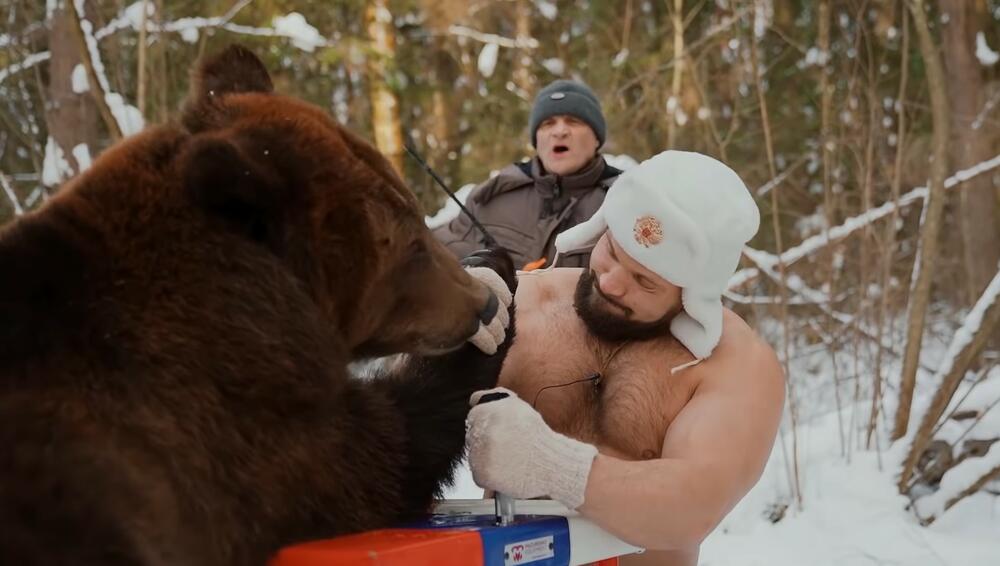 Rusi, Ludi Rusi, Obaranje Ruku, Medved