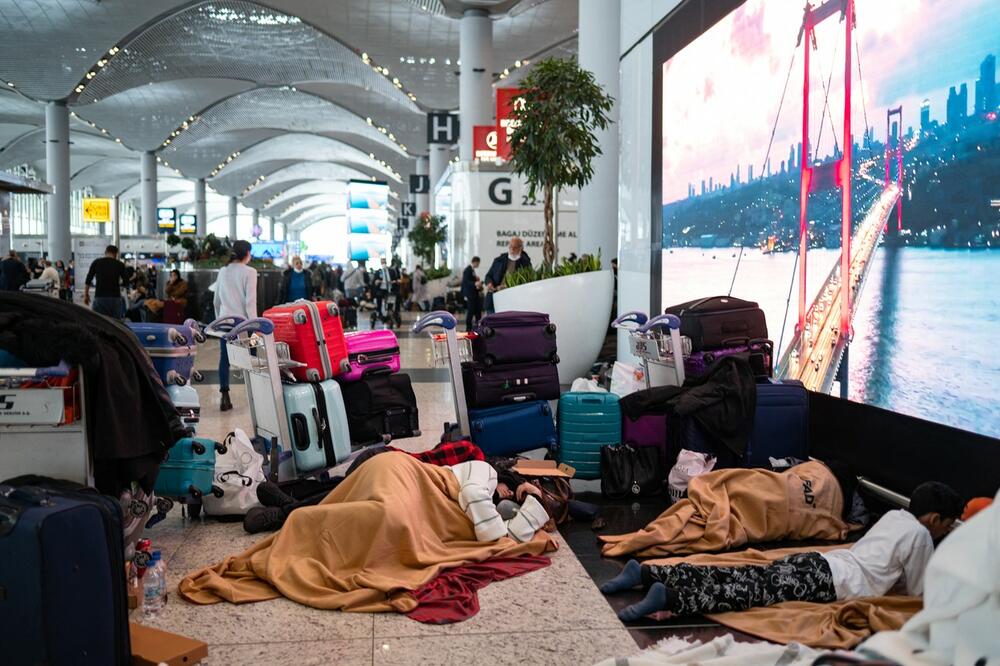 AERODROM U ISTANBULU POSTEPENO NASTAVLJA SA RADOM: Zbog snežne mećave brojni putnici prespavali u terminalu FOTO, VIDEO