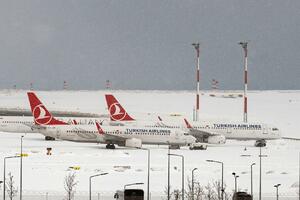 POVRATAK SA ODMORA KOJI SE PRETVORIO U FILMSKU PRIČU: Sarajlija usred snežne oluje u Istanbulu imao 2 intervencije u avionu FOTO