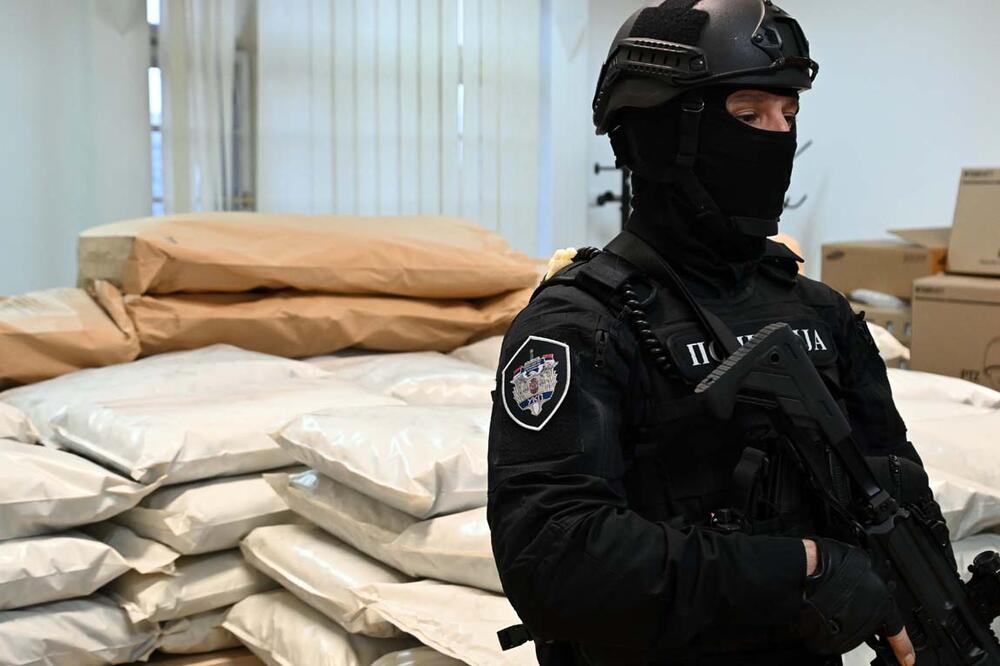 NARKO-DILERIMA ODREĐEN PRITVOR: Švercovali 300 kilograma marihuane, uhapšeni kod Velikog Trnovca u akciji srpske policije