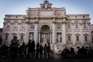 AMERIČKI TURISTA SEO NA FONTANU DA NEŠTO PREGRIZE: Policija u Rimu ga kaznila sa 450 evra