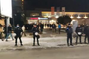 CRNOGORSKIM KOMITAMA SMETA I MATIJA BEĆKOVIĆ: Okupili se ispred pozorišta u Nikšiću u kom gostuje pisac, policija postavila kordon