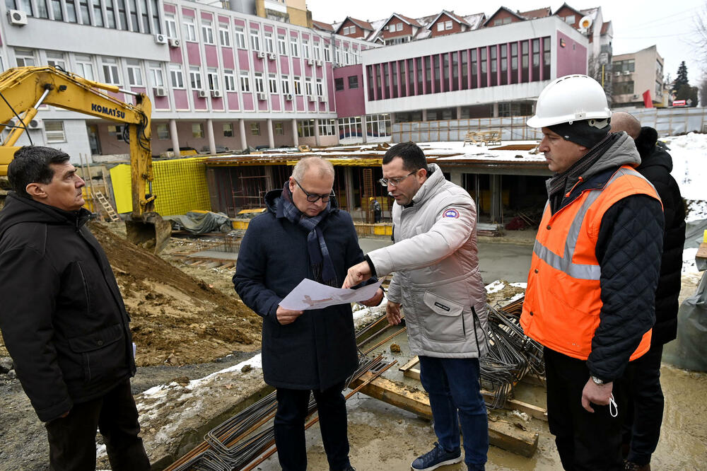 VESIĆ NAJAVIO NIZ RADOVA U LAZAREVCU: Gradi se podzemna garaža, obnovlja spomen-kosturice