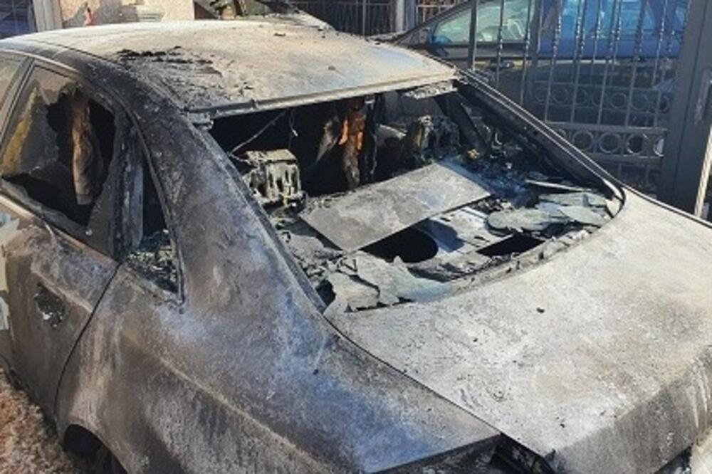 ZAPALJENI AUTOMOBILI VRANJSKOM POLITIČARU ISPRED PORODIČNE KUĆE: Izgorela 4 vozila, vatra zahvatila i deo kuće FOTO