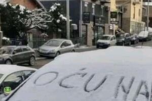 MOLIM LEPO! Srpski automobil pokrio je sneg, PORUKA NA NJEMU JASNA JE KAO DAN! Neko ovo BAŠ, BAŠ NE VOLI! (FOTO)