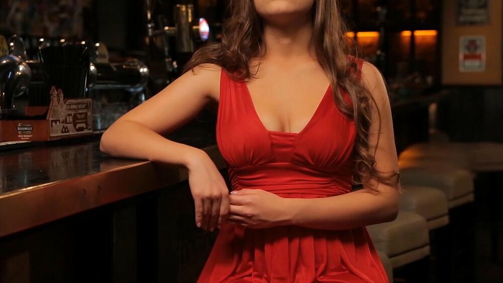 crvena haljina, izgled, kafić, bar, grudi