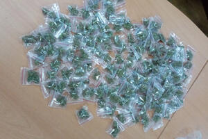 UHAPŠENO ČETVORO DILERA IZ POŽAREVCA: Policija u stanu na Zvezdari pronašla 250 paketića DROGE