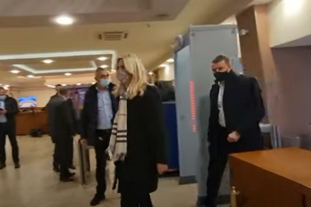 BURAN POČETAK POSEBNE SEDNICE: Poslanik tvrdi da ga je Dodik vređao i da ga je napalo obezbeđenje Željke Cvijanović VIDEO