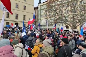 SUKOBI SA POLICIJOM NA PROTESTU U PRAGU: Demonstranti pred parlamentom dok poslanici raspravljaju o izmenama pandemijskog zakona!
