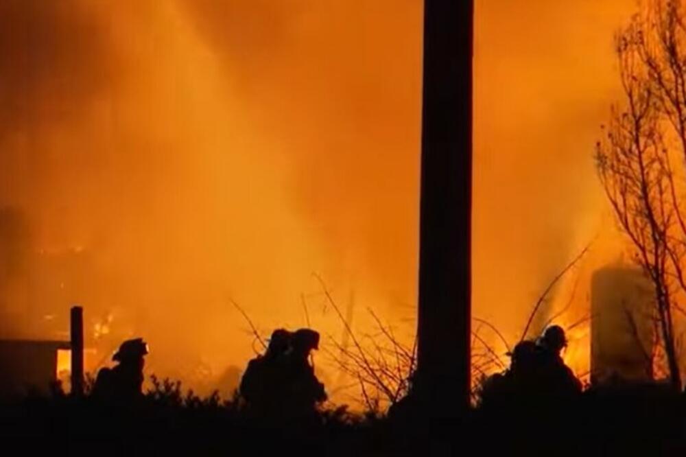 ZBOG POŽARA U FABRICI EVAKUISANO 6.500 STANOVNIKA: Vatra zahvatila proizvodnju veštačkog đubriva u SAD! Moguće eksolozije! (VIDEO)