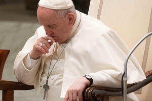 PROBLEMI SA DISANJEM: Papa Franjo primljen u bolnicu! Testiran na koronu