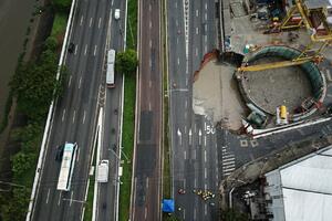 POGLEDAJTE OGROMAN KRATER NASRED PUTA U SAO PAULU: Nesreća tokom nadogradnje metroa, asfalt se urušio zbog probijene cevi VIDEO