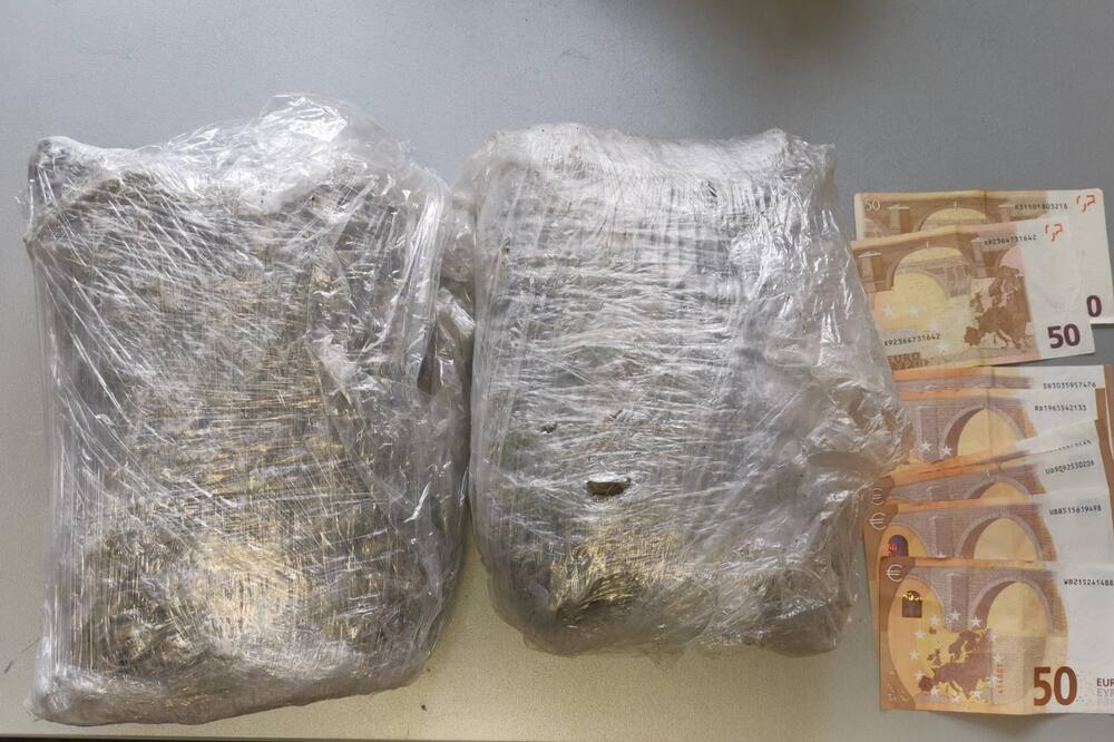 HAPŠENJE U BEOGRADU: Policija zaplenila više od kilogram marihuane, kod osumnjičenog (33) pronašla i 400 evra