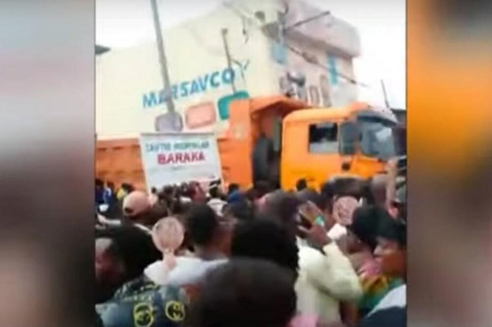 HOROR U KONGU: Grom pokidao strujni kabl koji je pao u masu! 26 žrtava nesreće! VIDEO