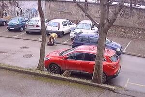 CELA SRBIJA GLEDA I NE VERUJE: Parkirao kola i UKRAO metalni poklopac šahta sa ulice! (VIDEO)