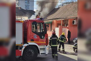 DETALJI POŽARA U ZEMUNU: Zapalio se krov na kući, 18 vatrogasaca na terenu pokušava da obuzda buktinju (FOTO)