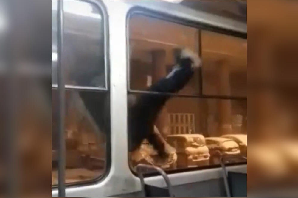 OPASNA IGRA TINEJDŽERA U BEOGRADU: Izašao kroz prozor tramvaja, a kada je hteo da se vrati "nije mu se otvorio padobran" (VIDEO)