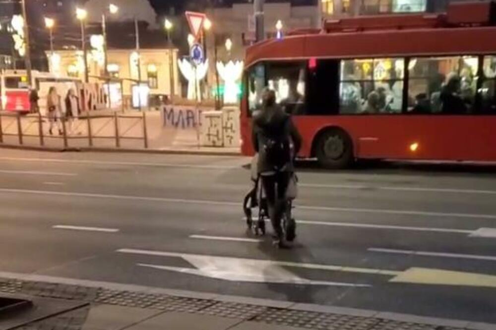 OVO JE SULUDO! ŠOKANTNE SLIKE IZ BEOGRADA: Žena sa detetom u kolicima pretrčava ulicu van pešačkog prelaza (VIDEO)