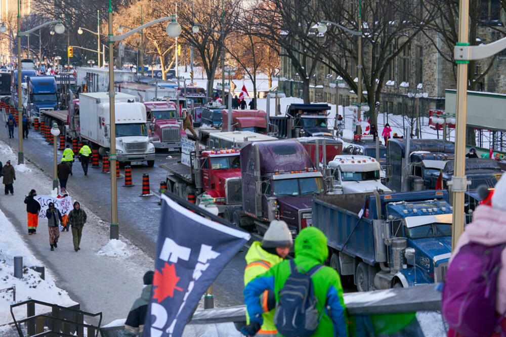 KAMIONDŽIJE NE ODUSTAJU, POLICIJA ZAOŠTRAVA TON: Mostovi i putevi biće zatvoreni za hiljade kamiona koji dolaze u Otavu na protest