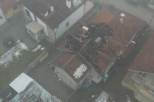 JEZIVE SLIKE POŽARA U ČAČKU: Izgoreo krov porodične kuće (FOTO)