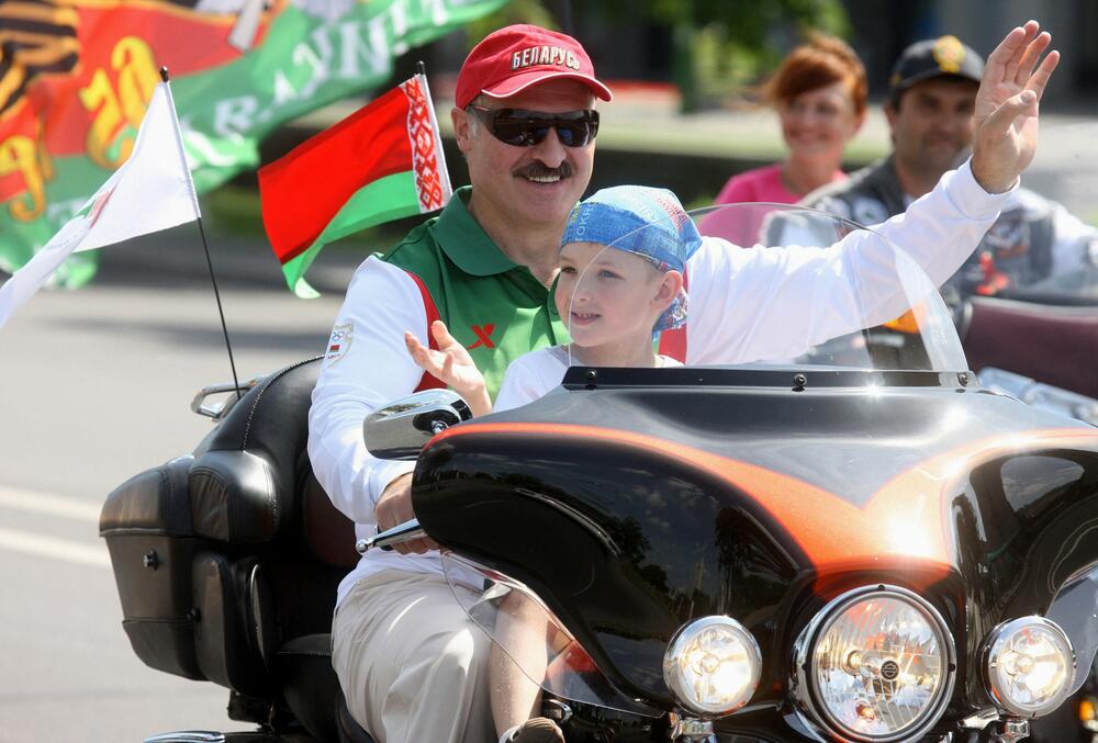 Nikolaj Lukašenko, Aleksandar Lukašenko, Belorusija