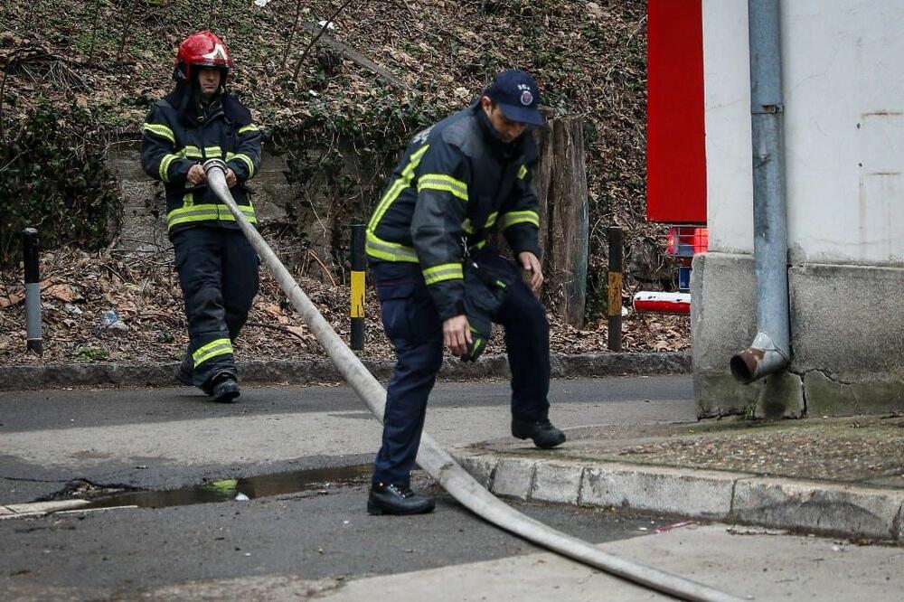 POŽAR U STAMBENOJ ZGRADI U NIŠU: Vatrogasci evakuisali 8 stanara, njih 5 u bolnici