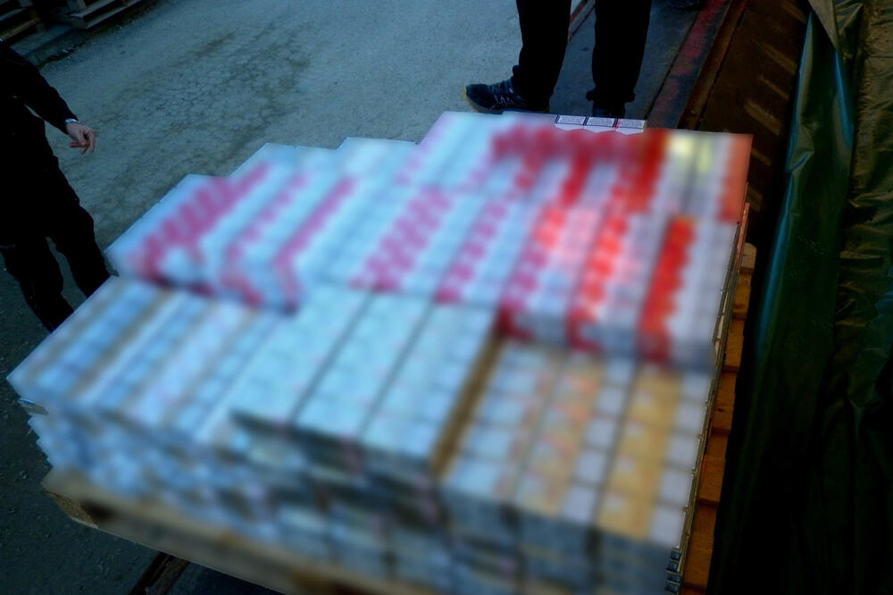ZAPLENA CARINE NA PRELAZU ŠID: Sprečen šverc 50.000 cigareta (FOTO)