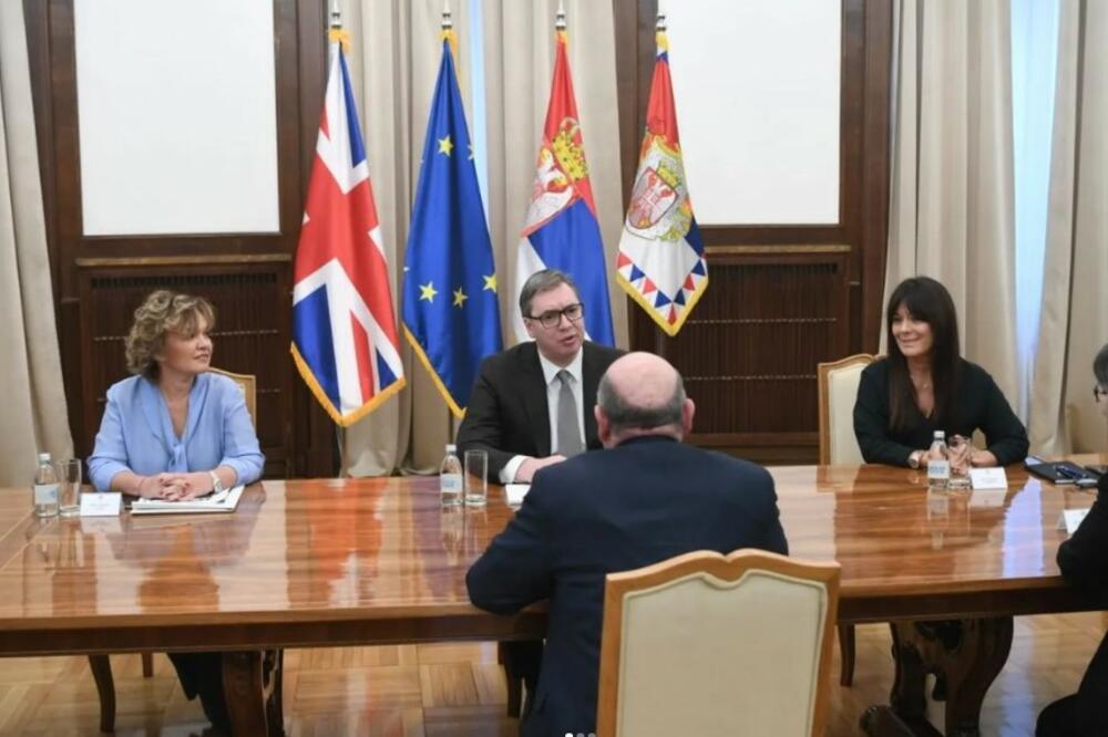 SASTANAK U PREDSEDNIŠTVU Predsednik sa britanskim izaslanikom za Zapadni Balkan Pičom: Podržavamo dijalog Beograda i Prištine FOTO