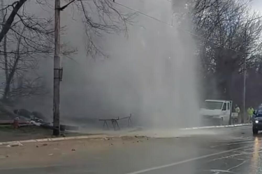 GEJZIR U BULEVARU, ŠIKLJA VODA NA SVE STRANE! Pogledajte snimak, voda već lije niz ulicu (VIDEO)