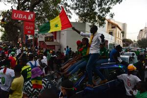 NACIONALNI PRAZNIK U SENEGALU! Predsednik proglasio NERADNE DANE: Fešta na ulicama Dakra i Pariza, svi u TRANSU slave TITULU! FOTO